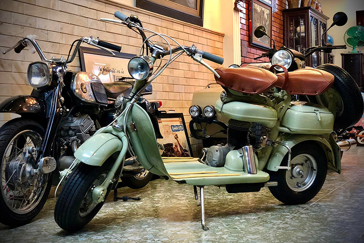 Người đang sở hữu chiếc Lambretta Model F đời 1954 cực hiếm này là anh Ngọc Đức. Hiện nay, anh đang công tác tại một đại lý môtô phân khối tại Hà Nội. Chiếc xe được xem là gắn liền với sự phát triển của các dòng scooter vào thế kỷ trước, nó có sức hút mạnh mẽ với cộng đồng chơi xe trong nước và quốc tế.