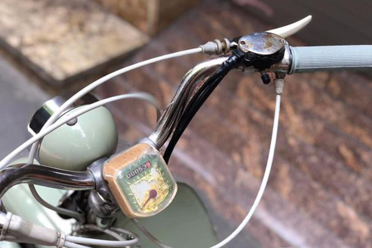 Điểm khác biệt đáng chú ý giữa 2 mẫu xe là Lambretta Model F dùng bộ khởi động dạng đạp nổ, thay thế cho kiểu kéo tay trên dòng Model E. Ngoài ra, nhà sản xuất còn cải thiện bộ ly hợp của chiếc xe thế hệ mới lúc bấy giờ, giúp nó chuyển số mượt mà và nhạy bén hơn.