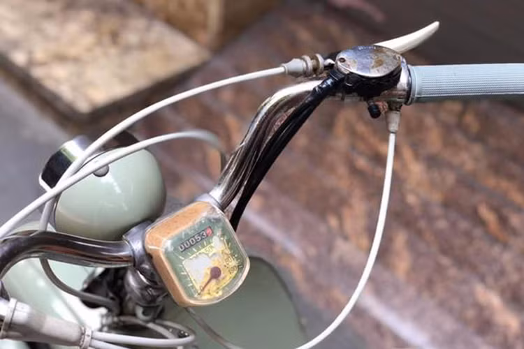 Điểm khác biệt đáng chú ý giữa 2 mẫu xe là Lambretta Model F dùng bộ khởi động dạng đạp nổ, thay thế cho kiểu kéo tay trên dòng Model E. Ngoài ra, nhà sản xuất còn cải thiện bộ ly hợp của chiếc xe thế hệ mới lúc bấy giờ, giúp nó chuyển số mượt mà và nhạy bén hơn.