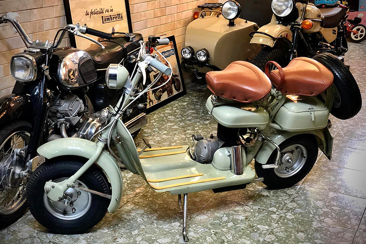 Do được sản xuất năm 1954, chiếc Lambretta Model F hàng hiếm này thuộc số lượng những sản phẩm đầu tiên xuất xưởng. Nó được đưa về Việt Nam từ những năm 1960 thế kỷ trước. Sau đó, một người mang quốc tịch Anh "săn" chiếc xe này, rồi đưa về quê nhà để sử dụng vào năm 1999.