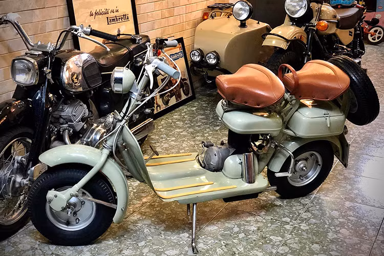 Do được sản xuất năm 1954, chiếc Lambretta Model F hàng hiếm này thuộc số lượng những sản phẩm đầu tiên xuất xưởng. Nó được đưa về Việt Nam từ những năm 1960 thế kỷ trước. Sau đó, một người mang quốc tịch Anh "săn" chiếc xe này, rồi đưa về quê nhà để sử dụng vào năm 1999.