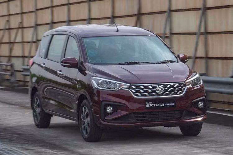Theo đó, mẫu xe MPV Suzuki Ertiga Hybrid 2022 sẽ khác các bản xăng ở lưới tản nhiệt mới, thiết kế dạng 3D bắt mắt hơn; đèn chiếu sáng trước có thấu kính Projector, đèn hậu LED tích hợp halogen; phía sau có thanh crom gia tăng vẻ cứng cáp và tính thẩm mỹ cho xe.