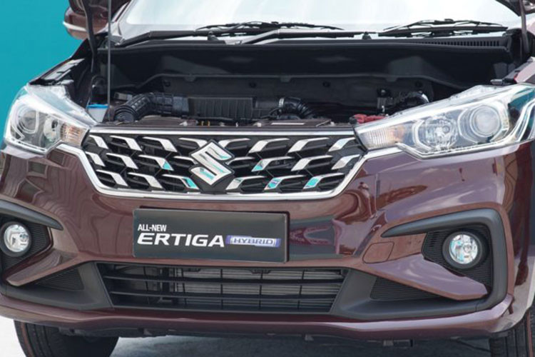 Tuy sức mạnh chỉ nhỉnh nhẹ so với cỗ máy thuần xăng nhưng khả năng tiết kiệm nhiên liệu của động cơ Hybrid lại rất lý tưởng, chỉ khoảng 4,93 L/100 km đường hỗn hợp. Đây sẽ là một trong những lợi thế lớn của Suzuki Ertiga trong cuộc chiến giành thị phần khi giá xăng liên tục leo thang.