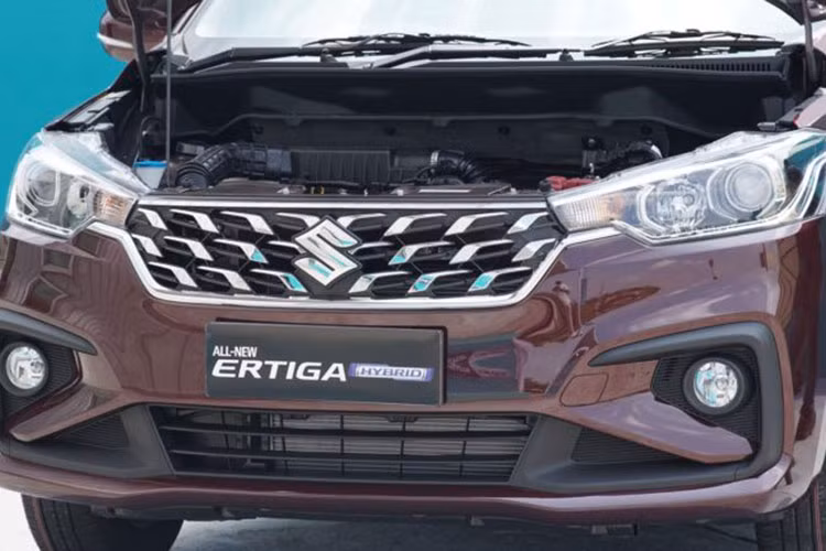 Tuy sức mạnh chỉ nhỉnh nhẹ so với cỗ máy thuần xăng nhưng khả năng tiết kiệm nhiên liệu của động cơ Hybrid lại rất lý tưởng, chỉ khoảng 4,93 L/100 km đường hỗn hợp. Đây sẽ là một trong những lợi thế lớn của Suzuki Ertiga trong cuộc chiến giành thị phần khi giá xăng liên tục leo thang.