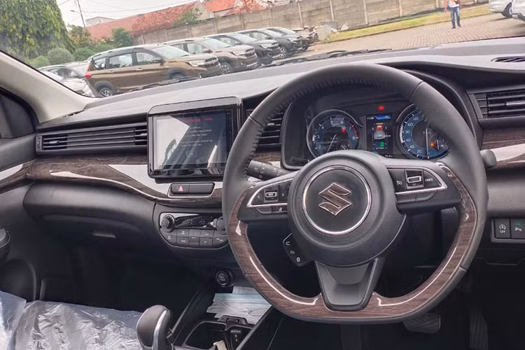 Nội thất xe Suzuki Ertiga Hybrid có một chút nâng cấp ở bảng đồng hồ thông tin để phù hợp với quy trình hiển thị thông tin hệ truyền động mild hybrid. Ngoài ra, không có sự khác biệt nào với các bản máy xăng, vẫn là ghế nỉ, vô-lăng bọc da, chi tiết ốp gỗ ở mặt táp-lô, màn hình giải trí 7 inch, đề nổ dạng nút bấm, điều hòa tự động...
