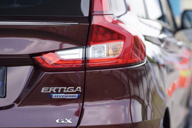 Bên cạnh đó, động cơ xăng lai điện được lắp đặt trên mẫu xe mới của Suzuki còn có khả năng tự động khởi động/dừng khi chạy không tải, bổ sung thêm mô-men xoắn khi tăng tốc, phanh tái tạo năng lượng. Trang bị trên Suzuki Ertiga Hybrid chưa được các tư vấn viên tiết lộ nhưng nhiều khả năng sẽ tương tự như bản sản xuất tại Indonesia.