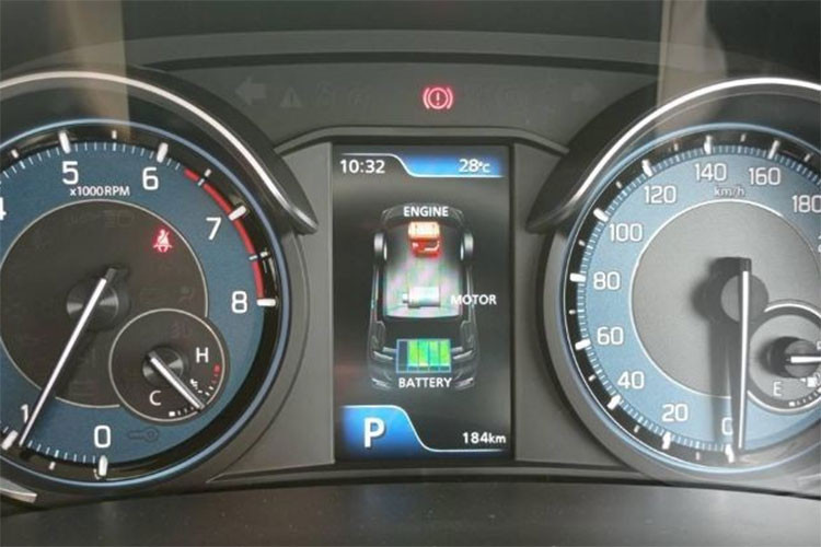 Các thiết kế còn lại bên ngoài của Suzuki Ertiga Hybrid 2022 tiết kiệm xăng không thay đổi so với thế hệ hiện tại - vẫn là la-zăng vẫn 15 inch, dạng phay bóng như 2 bản đang bán.