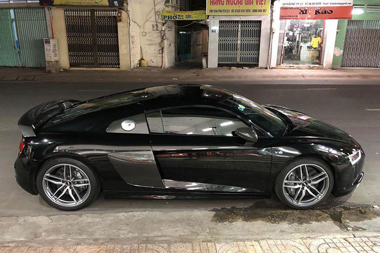 Hiện chưa rõ mức giá giao dịch của vụ mua bán siêu xe Audi R8 V10 Plus màu đen này giữa công ty nhập khẩu tư nhân quận 5 và khách hgàn đến từ Bạc Liêu. Chỉ biết rằng, lúc mới về nước, R8 V10 Plus có giá bán dao động từ 12 đến 14 tỷ Đồng. Tất nhiên, những chiếc xe đã qua sử dụng như Audi R8 V10 Plus màu đen sẽ có giá rẻ hơn.