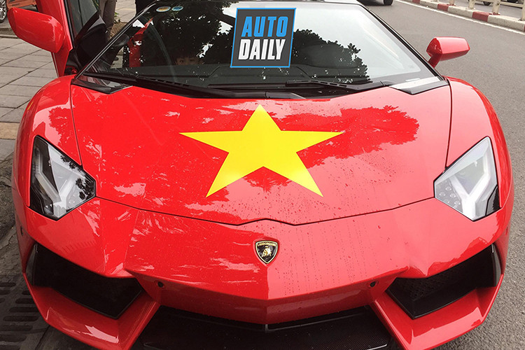 Chiếc sieu xe Lamborghini Aventador Roadster từng nẹt pô ăn mừng tới cháy đuôi tại Đà Nẵng đã sẵn sàng đi bão tại Hà Nội.