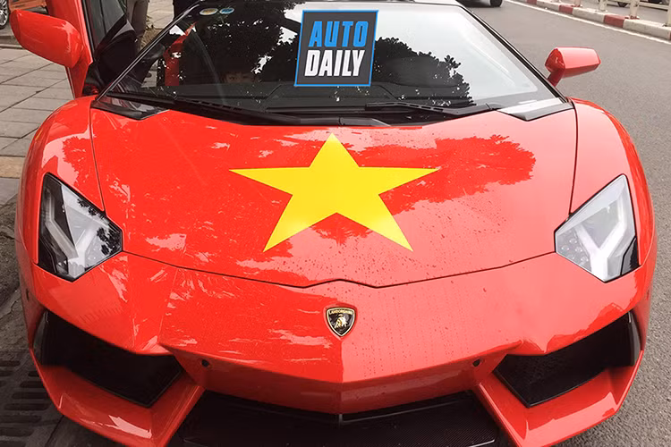 Chiếc sieu xe Lamborghini Aventador Roadster từng nẹt pô ăn mừng tới cháy đuôi tại Đà Nẵng đã sẵn sàng đi bão tại Hà Nội.