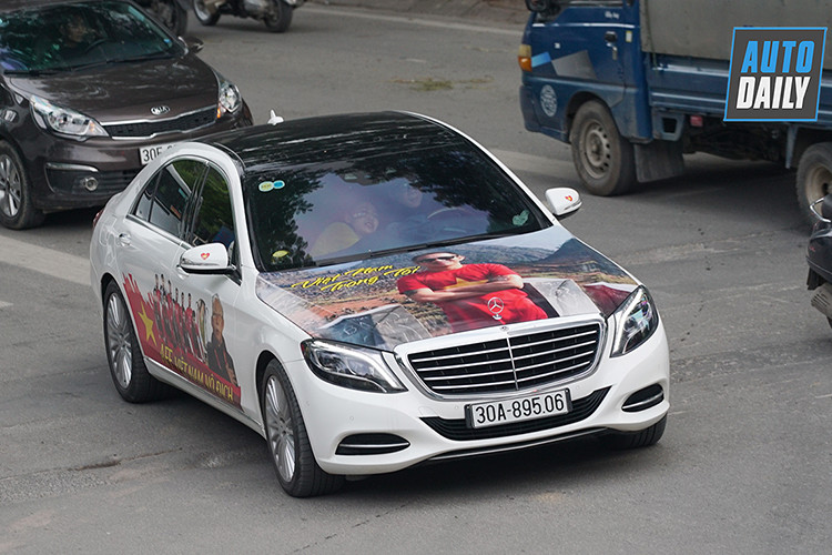 Chiếc Mercedes-Benz S500 cổ vũ tuyển Việt Nam vô địch.