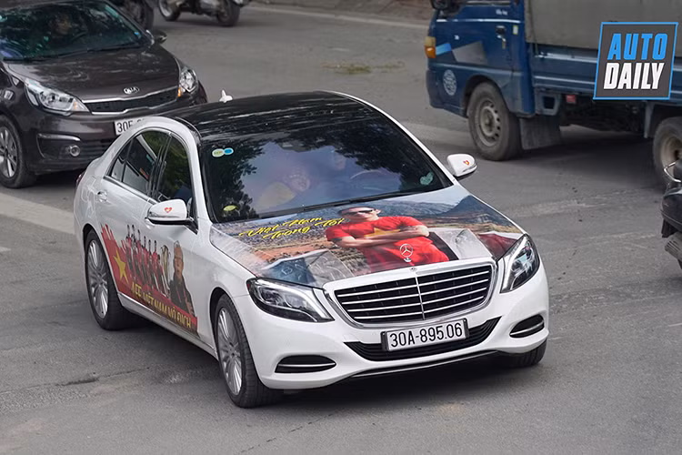 Chiếc Mercedes-Benz S500 cổ vũ tuyển Việt Nam vô địch.