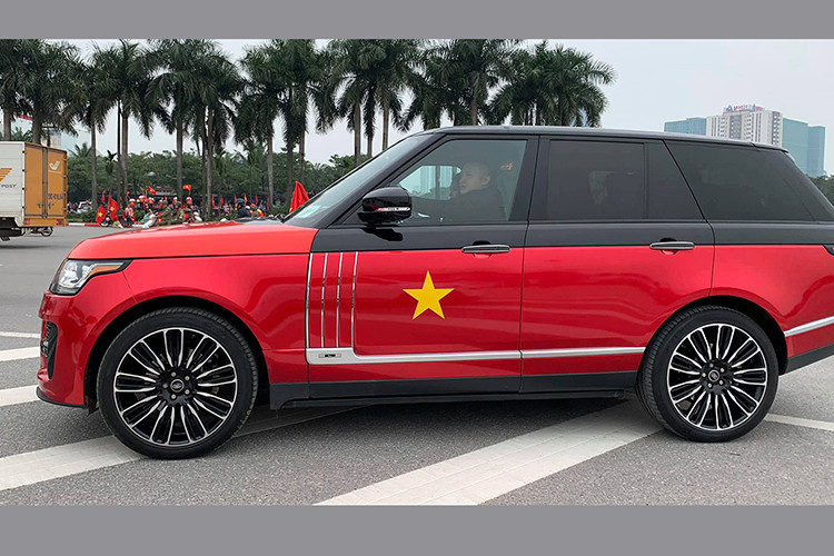 Range Rover màu đỏ bắt mắt.