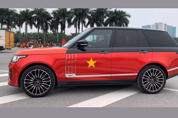 Range Rover màu đỏ bắt mắt.