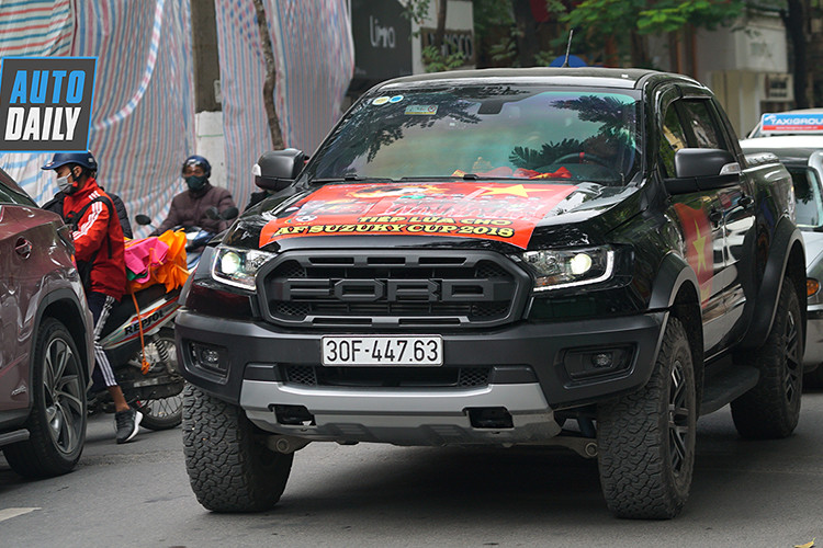 Ford Ranger Raptor cũng lên tem cổ vũ tuyển Việt Nam.