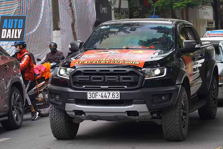 Ford Ranger Raptor cũng lên tem cổ vũ tuyển Việt Nam.