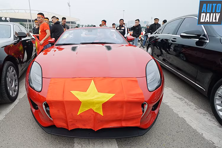 Jaguar F-Type Convertible được gắn thêm cờ đỏ sao vàng ở đầu xe.