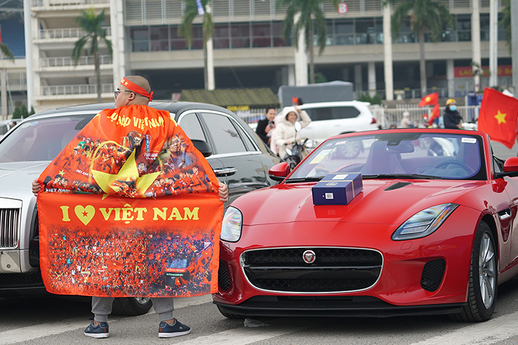 Một cổ động viên cuồng nhiệt của đội tuyển Việt Nam. Anh cùng những người bạn đã quyết định mang dàn siêu xe và xe sang của mình đi diễu hành tại sân vận động quốc gia Mỹ Đình.