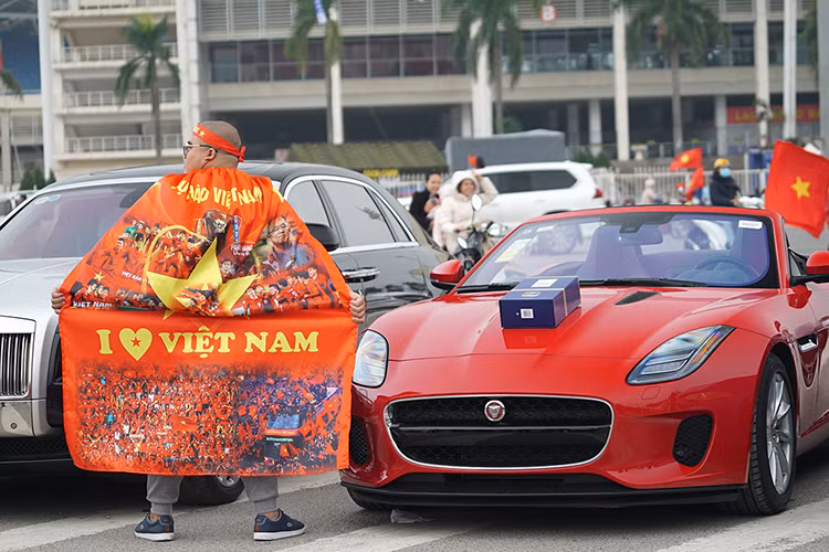Một cổ động viên cuồng nhiệt của đội tuyển Việt Nam. Anh cùng những người bạn đã quyết định mang dàn siêu xe và xe sang của mình đi diễu hành tại sân vận động quốc gia Mỹ Đình.