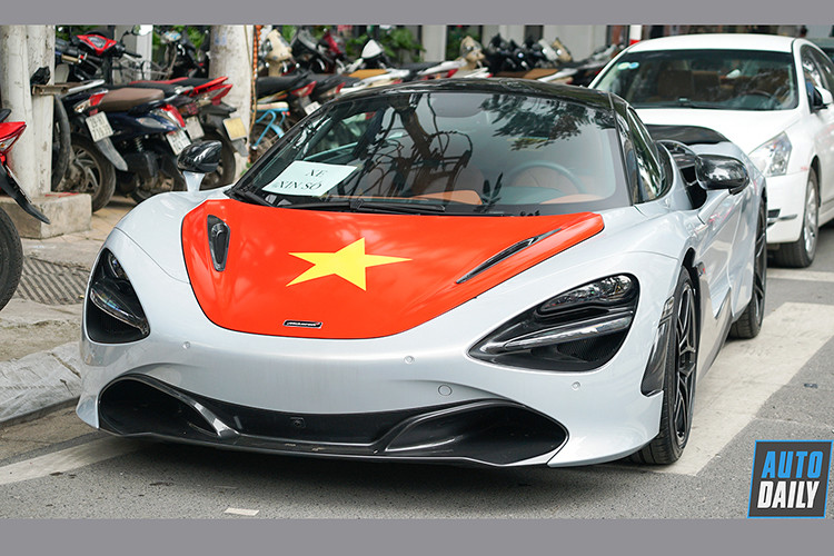 Siêu xe McLaren 720S tại Hà Nội dán tem cờ đot sao vàng bắt mắt. 