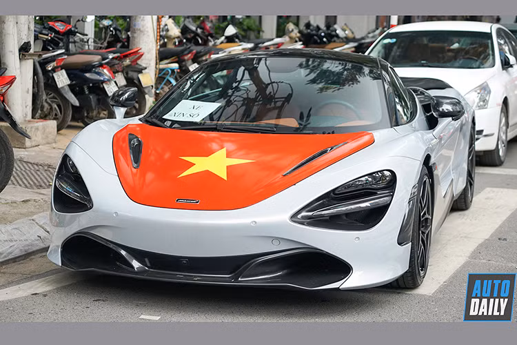 Siêu xe McLaren 720S tại Hà Nội dán tem cờ đot sao vàng bắt mắt. 