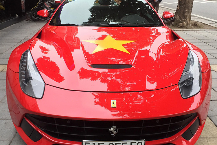 Cùng với đó là Ferrari F12 Berlinetta rực rõ cờ đỏ sao vàng.