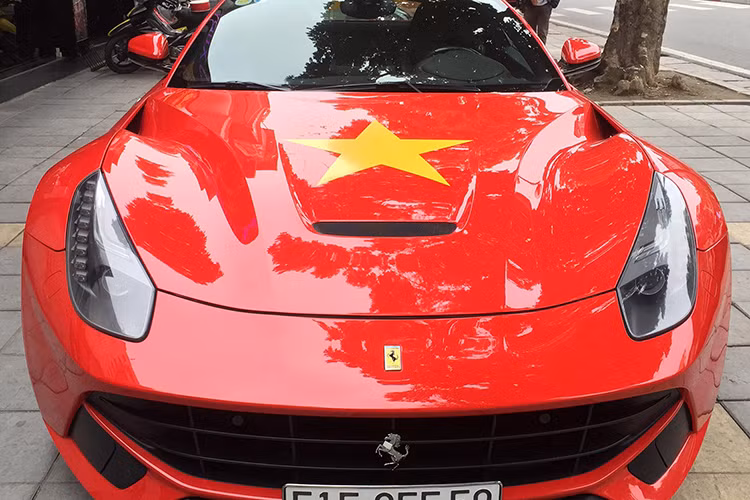 Cùng với đó là Ferrari F12 Berlinetta rực rõ cờ đỏ sao vàng.