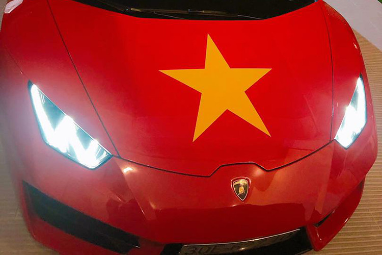 Lamborghini Huracan LP580-2 "biến hình" cờ đỏ sao vàng.