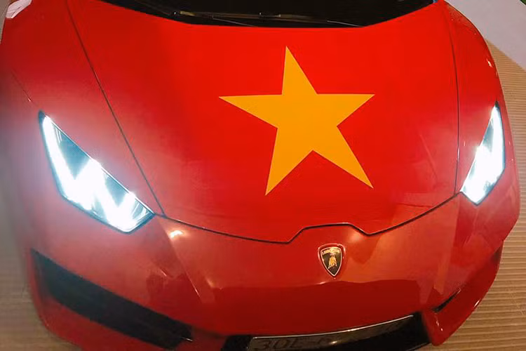 Lamborghini Huracan LP580-2 "biến hình" cờ đỏ sao vàng.