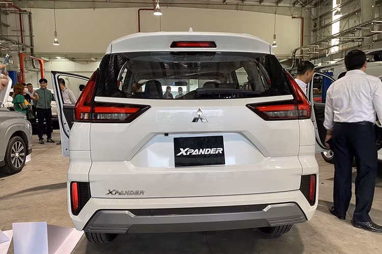 Thiết kế Dynamic Shield đặc trưng trên mẫu xe MPV Mitsubishi Xpander 2022 đã được cải tiến, tinh chỉnh ở bên ngoài ngoại thất. Thay đổi rõ nhất ở ngoại thất là phần đèn pha được thiết kế lại, tạo hình chữ T nằm ngang. Phần đèn định vị ban ngày đặt cao hơn. Mặt ca-lăng và đuôi xe cũng được tinh chỉnh.