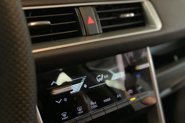 Hãng bỏ phanh tay cơ và thay bằng lẫy điện tử. Trong khi đó, các trang bị khác vẫn giữ nguyên như hệ thống đề nổ bằng nút bấm, đồng hồ dạng analog kết hợp màn hình điện tử nhỏ...