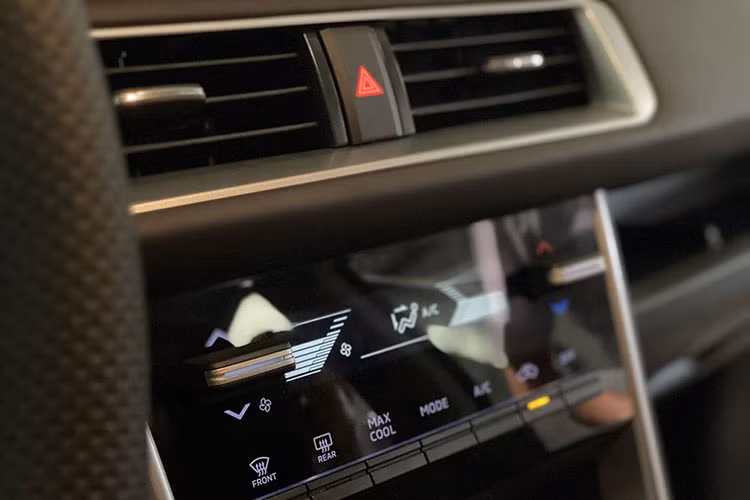 Hãng bỏ phanh tay cơ và thay bằng lẫy điện tử. Trong khi đó, các trang bị khác vẫn giữ nguyên như hệ thống đề nổ bằng nút bấm, đồng hồ dạng analog kết hợp màn hình điện tử nhỏ...