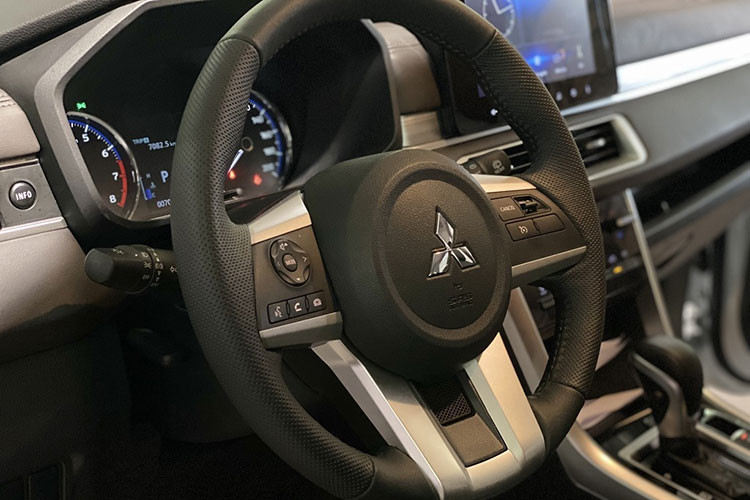 Bên trong khoang nội thất Mitsubishi Xpander nhận nhiều thay đổi hơn. Trong đó vô-lăng có thiết kế lại trông san hơn. Màn hình thông tin giải trí lớn hơn với kích thước 9 inch, đặt rời trên táp-lô...