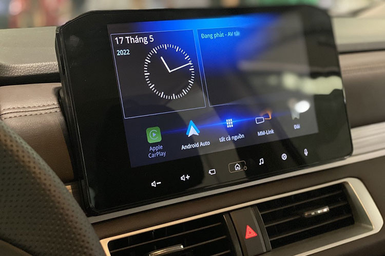 Điều hòa xe có khả năng sẽ được đổi từ chỉnh cơ sang chỉnh tự động. Trang bị giữ phanh tự động (Auto Hold) cũng có trên Xpander mới. Một tiện ích đáng chú ý có thể kể đến là USB Type C ở hàng ghế thứ 2 và xe có thêm 2 cổng sạc nhanh...