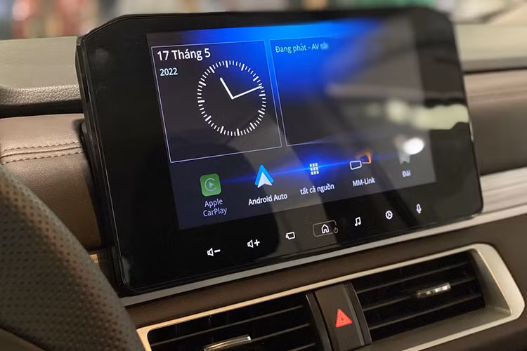 Điều hòa xe có khả năng sẽ được đổi từ chỉnh cơ sang chỉnh tự động. Trang bị giữ phanh tự động (Auto Hold) cũng có trên Xpander mới. Một tiện ích đáng chú ý có thể kể đến là USB Type C ở hàng ghế thứ 2 và xe có thêm 2 cổng sạc nhanh...