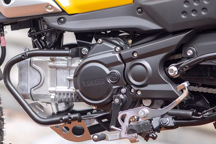 Phuộc trước của xe là dạng ống lồng hành trình 130 mm, phuộc sau lò xo trụ đôi 109 mm. Phanh trước của xe là dạng đĩa đơn, phanh sau tang trống và không có ABS. Lốp trước và sau đều là loại lốp to bản 90/100 16 inch.