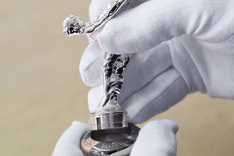 Cho mãi đến ngày nay, thương hiệu Rolls-Royce luôn là chuẩn mực của xe sang. Để kỷ niệm, hãng xe này sẽ cho ra đời một phiên bản đặc biệt của dòng xe sang Rolls-Royce Ghost (dựa trên chiếc Ghost 2018 - Ghost Series II) với 35 chiếc được sản xuất giới hạn tại nhà máy Goodwood, West Sussex ở Anh.