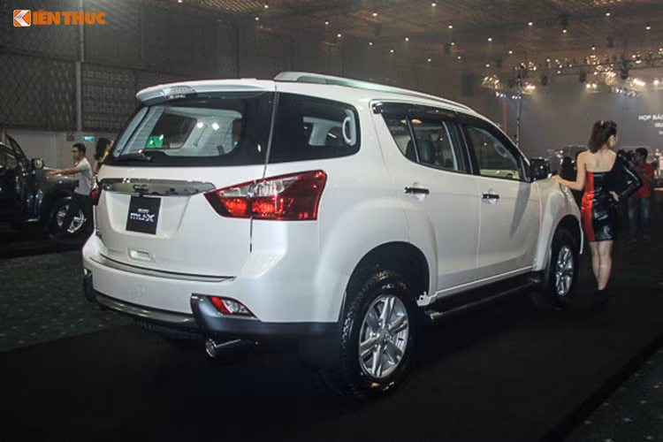 Nổi bật nhất là phần đầu xe được thiết kế với lưới tản nhiệt mạ crom, cụm đèn pha halogen tích hợp projector và dải đèn LED chiếu sáng ban ngày. Bên cạnh đó, trên thân xe cũng được tạo dấu ấn với chi tiết gương chiếu hậu mạ crom chỉnh điện gập điện, tích hợp đèn báo rẽ.