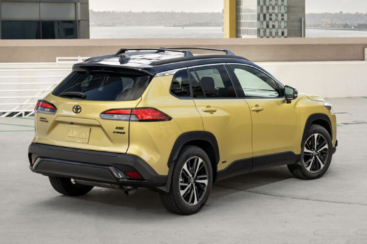 Ngoài ra, bảng đồng hồ sau vô lăng dạng kỹ thuật số tăng kích thước lên 12,3inch và màn hình trung tâm giải trí tăng kích thước lên 10,5inch hỗ trợ kết nối Apple CarPlay và Android Auto không dây. Bên cạnh đó, xe còn được trang bị thêm cửa sổ trời toàn cảnh, sạc không dây và lọc không khí. Động cơ hybrid của Toyota Corolla Cross có thể sẽ được cải hiện về hiệu suất vận hành và khối pin.