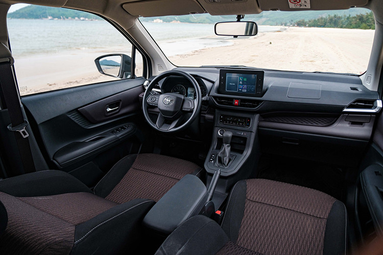 Dự đoán này càng trở nên chắc chắn hơn khi ông Anton Jimmi Suwandy nói thêm: "Đứng trước sự xuất hiện của mẫu xe nhà Mitsubishi, sau đó là Honda CR-V hybrid, chúng tôi rất vui vì sản phẩm hybrid ngày càng phổ biến trên thị trường". Tuy nhiên, ông không xác nhận cụ thể thời điểm mẫu xe này sẽ được tung ra thị trường.