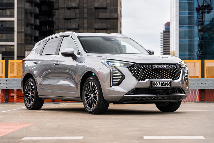 Sau khi ra nhập thị trường Việt Nam và ra mắt sản phẩm đầu tiên vào tháng 8 năm ngoái, sắp tới nhiều khả năng thương hiệu xe Trung Quốc Haval sẽ tiếp tục tung ra thị trường Việt thêm một mẫu xe mới nữa là Haval Jolion. Theo nhân viên tư vấn bán hàng tại đại lý chia sẻ, mẫu xe này dự kiến sẽ được ra mắt vào khoảng đầu quý II năm nay và xe cũng sẽ được nhập khẩu từ Thái Lan tương tự Haval H6 HEV.