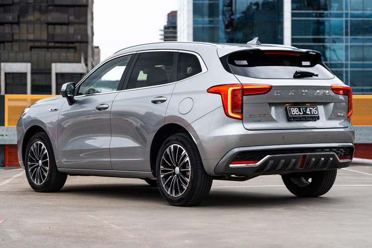 Haval Jolion tại Việt Nam sẽ có 2 cấu hình động cơ là xăng và hybrid. Bản động cơ xăng sử dụng máy 1.5L tăng áp, cho công suất tối đa 147 mã lực và mô-men xoắn cực đại đạt 220Nm. Bản động cơ hybrid là sự kết hợp giữa máy xăng 1.5L với 1 mô-tơ điện cho tổng công suất 190 mã lực và mô-men xoắn 375Nm. Cả hai cấu hình động cơ đều sử dụng hộp số ly hợp kép 7 cấp và hệ dẫn động cầu trước.