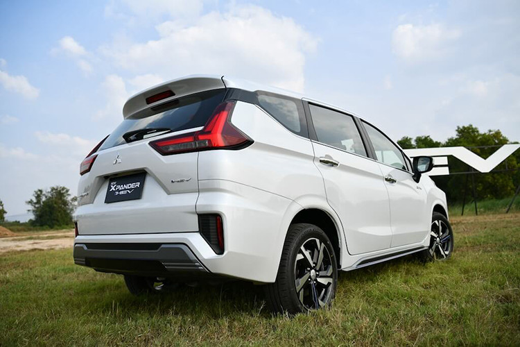 Hệ động lực hybrid trang bị cho Mitsubishi Xpander HEV 2024 mới là điểm đáng chú ý nhất với máy xăng 1.6L MIVEC hoàn toàn mới sản sinh công suất 95 mã lực và mô-men xoắn 134Nm, kết hợp với mô tơ điện 116 mã lực và 255Nm và hộp số e-CVT cùng hệ dẫn động cầu trước. Theo công bố của nhà sản xuất xe có khả năng tăng tốc 0-100km/h mất 9,7 giây, mức tiêu thụ nhiên liệu 5,2 lít/100km.