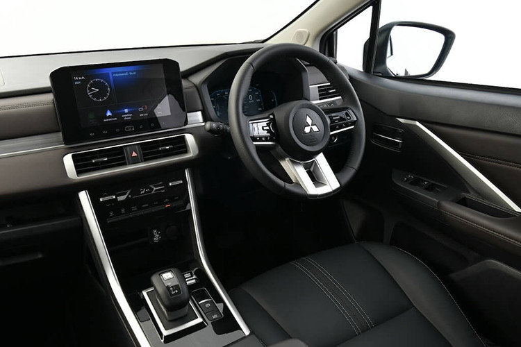 Nội thất không có nhiều thay đổi, nhưng vẫn có một vài nâng cấp nhỏ hiện đại thu hút người tiêu dùng như bảng đồng hồ 8inch kỹ thuật số toàn phần và vô lăng 3 chấu bọc da tương tự Mitsubishi Xforce, cần số điện tử. Đáng chú ý, trên phiên bản HEV được bổ sung thêm Drive Mode với 7 chế độ lái gồm Charge, EV Priority, Normal, Wet, Gravel, Tarmac và Mud. Ngoài ra, hệ thống kiểm soát vào cua chủ động AYC cũng được trang bị cho Xpander HEV thay vì chỉ có ở bản Cross như trước đây.