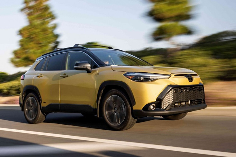 Toyota Corolla Cross hybrid 2024 mới đã chính thức được ra mắt tại Thái Lan. Đáng chú ý, một số nhân viên tư vấn bán hàng tại các đại lý Toyota ở Việt Nam đã bắt đầu nhận cọc Corolla Cross 2024 và dự kiến xe có thể được ra mắt ngay trong tháng 2 này. Sở dĩ mẫu SUV đô thị của Toyota có thể sẽ ra mắt sớm như vậy là bởi đây là sản phẩm chủ lực của hãng xe Nhật Bản tại thị trường Việt. 