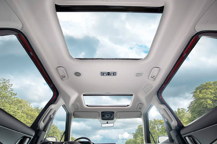 Theo hãng Kia, lượng xăng tiêu thụ kết hợp của Carnival Hybrid mới là 14 km/lít (khoảng 7,14 lít/100 km), áp dụng cho phiên bản 9 chỗ và dùng vành 18 inch. Con số này thấp hơn so với Kia Carnival bản máy dầu. Với bản 7 chỗ dùng vành 19 inch, lượng xăng tiêu thụ kết hợp sẽ là 13,5 km/lít (7,4 lít/100 km).