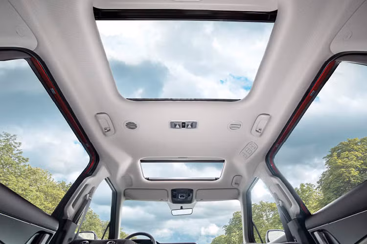 Theo hãng Kia, lượng xăng tiêu thụ kết hợp của Carnival Hybrid mới là 14 km/lít (khoảng 7,14 lít/100 km), áp dụng cho phiên bản 9 chỗ và dùng vành 18 inch. Con số này thấp hơn so với Kia Carnival bản máy dầu. Với bản 7 chỗ dùng vành 19 inch, lượng xăng tiêu thụ kết hợp sẽ là 13,5 km/lít (7,4 lít/100 km).