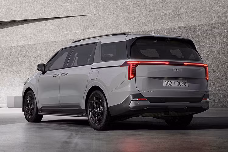 Tiếp theo đó là cửa lùa chỉnh điện bên sườn, vành 18 inch hoặc 19 inch, đèn hậu thiết kế dọc mới, nối với nhau bằng dải đèn nằm vắt ngang cửa cốp và cản sau cải tiến.Ở bản Gravity, xe sẽ có những chi tiết ngoại thất khác biệt như lưới tản nhiệt, vành la-zăng, baga nóc, ốp mạ crôm ở cột C/cửa/cửa cốp và ốp gầm giả trước/sau màu bạc tối. Nhờ đó, mẫu MPV này có ngoại hình đậm chất SUV hơn.