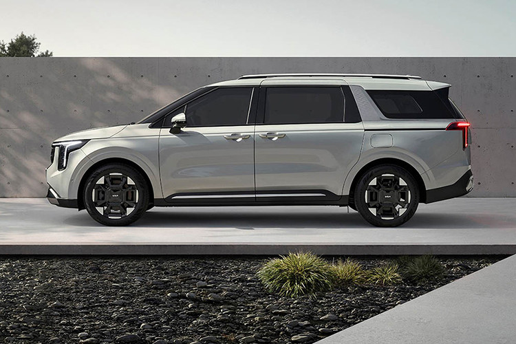 Tại thị trường Hàn Quốc, xe có 4 bản trang bị là Prestige, Noblesse, Signature và Gravity. Ngoài ra, xe còn có 2 cấu hình nội thất là 7 chỗ và 9 chỗ ngồi. Giá xe Kia Carnival Hybrid 2024 bản 9 chỗ dao động từ 39,25 - 48,6 triệu Won (khoảng 732 - 907 triệu đồng). Con số tương ứng của bản 7 chỗ là từ 46,19 - 48,55 triệu Won (862 - 906 triệu đồng).