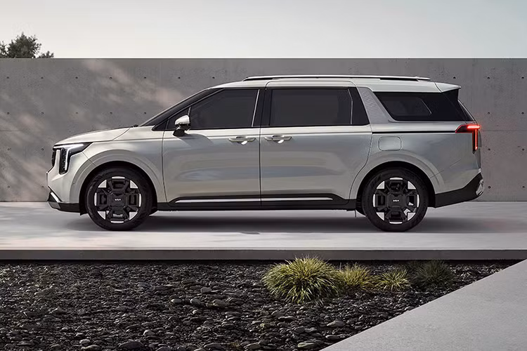 Tại thị trường Hàn Quốc, xe có 4 bản trang bị là Prestige, Noblesse, Signature và Gravity. Ngoài ra, xe còn có 2 cấu hình nội thất là 7 chỗ và 9 chỗ ngồi. Giá xe Kia Carnival Hybrid 2024 bản 9 chỗ dao động từ 39,25 - 48,6 triệu Won (khoảng 732 - 907 triệu đồng). Con số tương ứng của bản 7 chỗ là từ 46,19 - 48,55 triệu Won (862 - 906 triệu đồng).